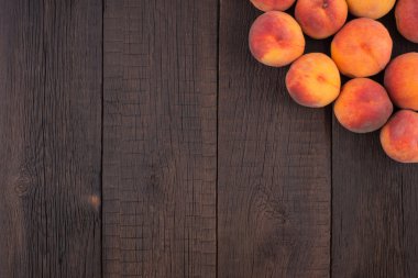 şeftaliler eski ahşap masada.