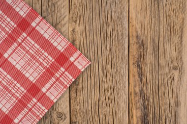 ahşap masa üzerinde kareli masa örtüsü