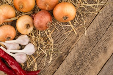 Soğan, sarımsak ve biber eski ahşap tablo