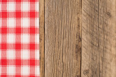 ahşap masa üzerinde kareli masa örtüsü