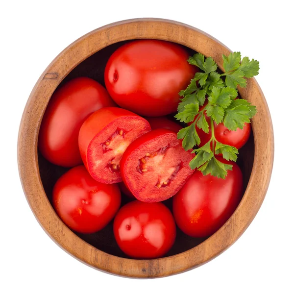 Świeże pomidory w drewna miska na białym tle. — Zdjęcie stockowe