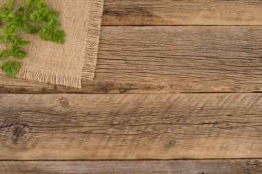 eski ahşap masa maydanoz.