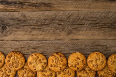 Eski ahşap masa fıstıkla ile tanımlama.