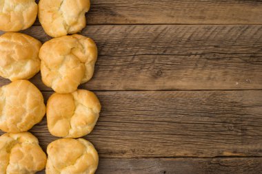 Eklerleri eski ahşap masa.