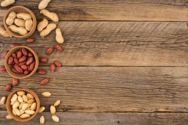 Eski ahşap masa üzerinde ahşap maskeli fıstık.