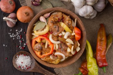 Eski masada bir kil kase tavuk Marine.