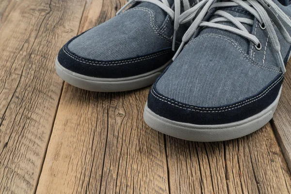 Zapatillas azules con fondo de madera —  Fotos de Stock