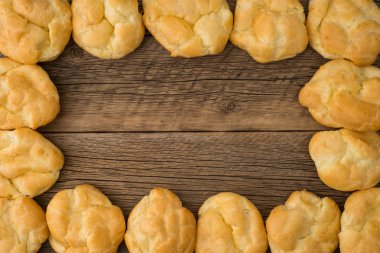 Eklerleri eski ahşap masa. 