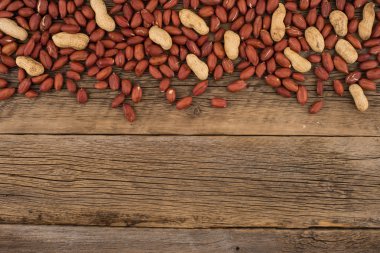 Eski ahşap masa arka plan üzerine fıstık.