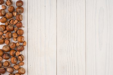 eski ahşap bir masa üzerine fındık. 