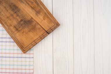 Beyaz ahşap masa mutfak peçeteye bir eski kesme tahtası