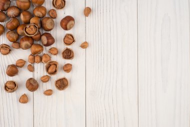 eski ahşap bir masa üzerine fındık. 