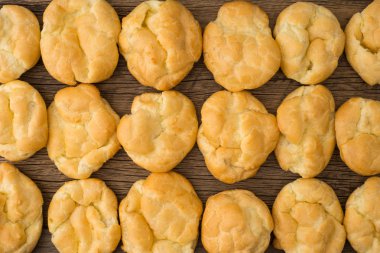 Eklerleri eski ahşap masa. 