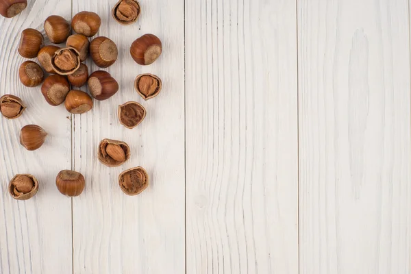 Avellanas sobre una vieja mesa de madera . — Foto de Stock