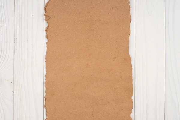 Skrynkligt papper på en vit trä bakgrund. — Stockfoto