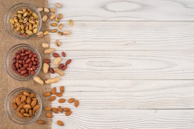 Fındık eski ahşap masa üzerinde bir cam kabın içinde karıştırın. 