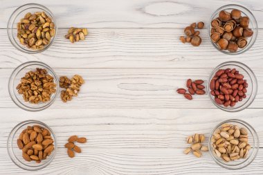 Fındık eski ahşap masa üzerinde bir cam kabın içinde karıştırın.