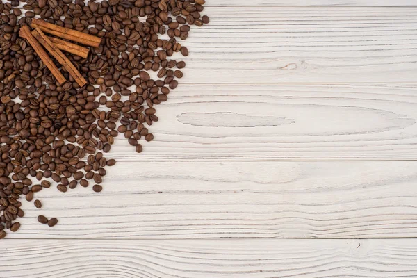 Kawa z cynamonem na starym drewnianym stole. — Zdjęcie stockowe