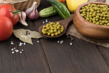 Eski ahşap masa sebzeli yeşil bezelye.