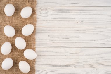 Tavuk yumurtası beyaz eski ahşap tablo. 