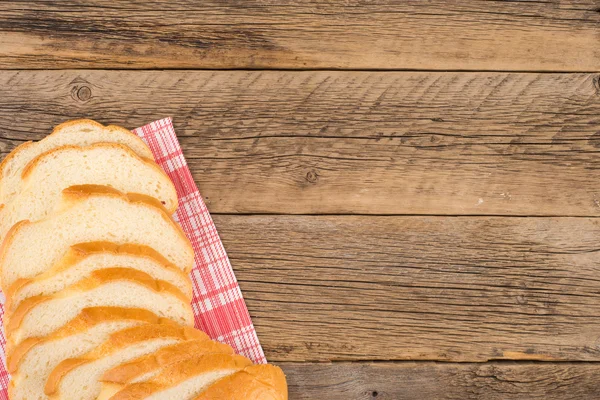 Limpa bröd på ett träbord. — Stockfoto