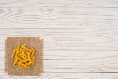 Makarna Sivas'tan ve eski bir beyaz tahta masa.