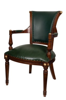 Beyaz arka planda izole edilmiş eski yeşil koltuk. Gölgesiz oyulmuş.