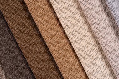 Kadife ve kadife kumaş örnekleri, çeşitli renkler, arka plan. Mobilyalar için iç kumaşın katalog ve kumaş tonu, yakın çekim. Çok renkli kumaş koleksiyonu var. Üst görünüm.