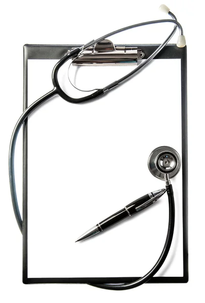 Stethoscoop en zwarte Klembord geïsoleerd op wit — Stockfoto