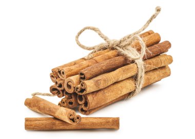 Beyaz arkaplanda tarçın