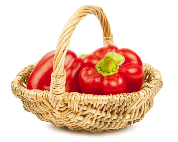 Красный перец в корзине на белом фоне — стоковое фото