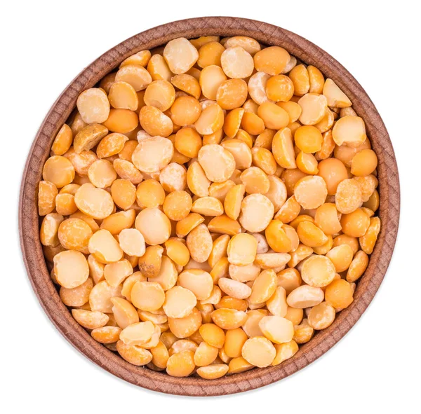 Yellow peas in a wooden bowl isolated on white background top vi — Stock Photo, Image