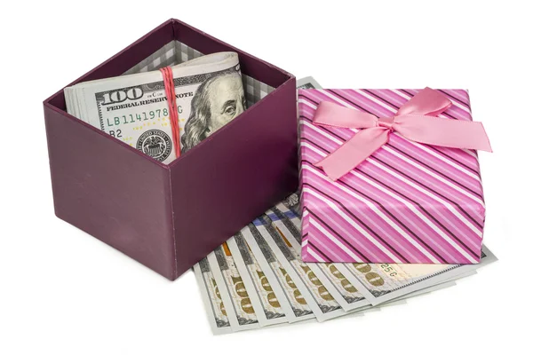 敷设在红色装饰的礼品盒，孤立在一张白纸的美元 — 图库照片