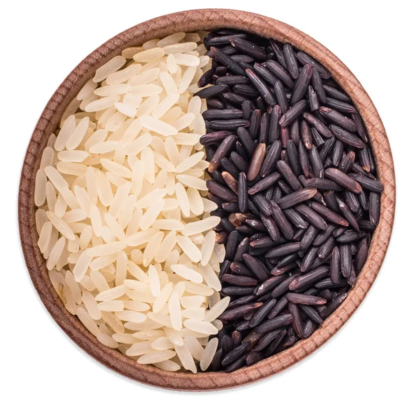 Schwarzer und weißer Reis in einer hölzernen Schüssel isoliert auf weißem Hintergrund — Stockfoto