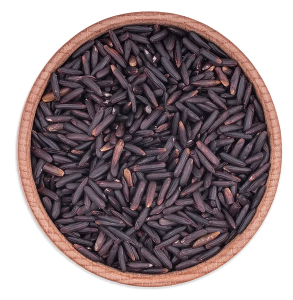 Arroz jazmín negro tailandés (Arroz de bayas) en un tazón de madera aislado o — Foto de Stock