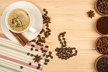 Kahve fincanı, anason yıldız, tarçın ve kahve çekirdekleri woo
