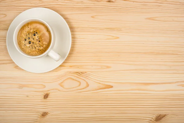 Taza de café vista superior sobre fondo de mesa de madera —  Fotos de Stock