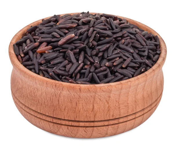 Arroz jazmín negro tailandés (Arroz de bayas) en un tazón de madera aislado o — Foto de Stock