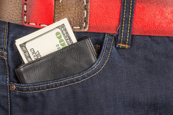 Kot pantolon cep ben içinde para dolu bir deri cüzdan ile — Stok fotoğraf