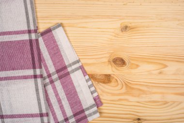 Kırsal ahşap tahtalar ve kırmızı kareli masa örtüsü.