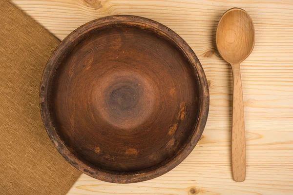 Naturaleza muerta rústica. Cuchara de madera y plato en servilleta de lino. Woode. —  Fotos de Stock