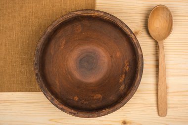 Rustik natürmort. Tahta kaşık ve plaka keten peçete üzerinde. Woode