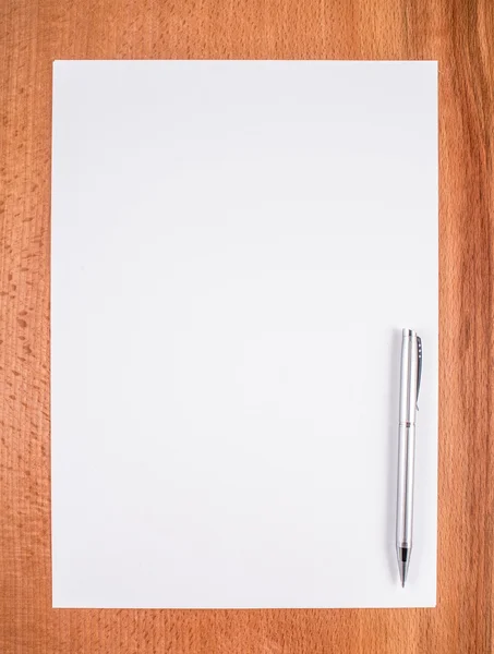 Leeg Witboek met pen op een houten bureau. — Stockfoto