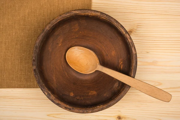 Naturaleza muerta rústica. Cuchara de madera y plato en servilleta de lino. Woode. —  Fotos de Stock