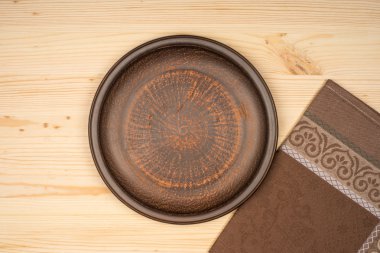 Masanın üzerinde kahverengi kil plaka