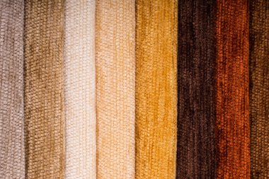 Çoklu renk kumaş doku örneklerinin yakın plan ayrıntıları.