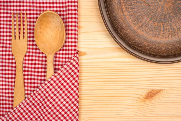 Toalha de mesa da cozinha, garfo, colher no fundo da mesa de madeira — Fotografia de Stock