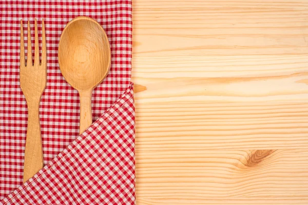 Mantel de cocina, tenedor, cuchara sobre fondo de mesa de madera —  Fotos de Stock