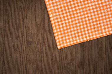 Rustik ahşap kurulları ile turuncu damalı masa örtüsü