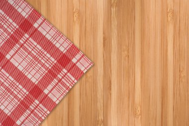 ahşap masa üzerinde kareli masa örtüsü